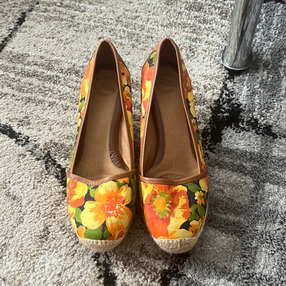 Nurture Slip on wedges. Floral print. Size 7.5